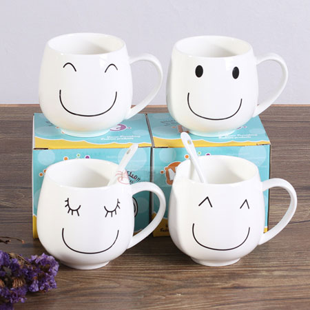 Adoráveis xícaras de café de cerâmica com sorrisos felizes